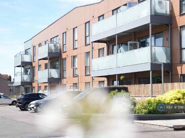 Summit House, West Wickham, BR4 2 bed flat to rent £1,950 pcm £450 pw