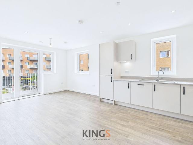 Summit Road, Ridge House Summit Road AL10, 2 bed flat to rent, £1,700 pcm | PrimeLocation