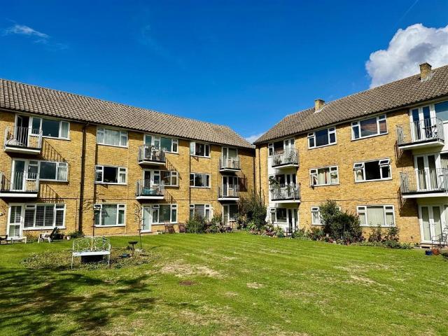 Sumner Court 3 bed flat to rent £1,620 pcm £374 pw