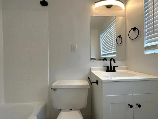 Suntree 1 Bedroom Apartment for Rent at 3040 Suntree Plz, Kansas City, KS 66103 Rosedale
