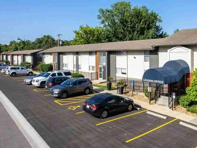 Suntree 1 Bedroom Apartment for Rent at 3040 Suntree Plz, Kansas City, KS 66103 Rosedale