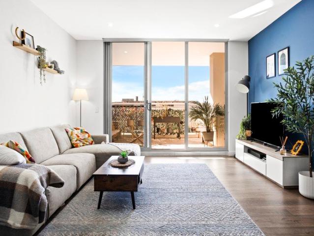 Sun Drenched 3 Bedroom Apartment Overlooking Glory Park & Within Walking Distance to Schofields Train Station and Village!
