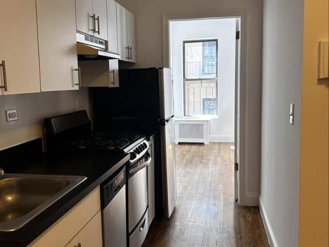 Sun drenched 1bed 1bath Apartment
