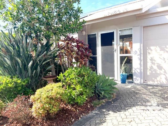 Sun drenched 2 bed, 2 bath, 2 car villa with dual living spaces in sought after Kawana Island Villas