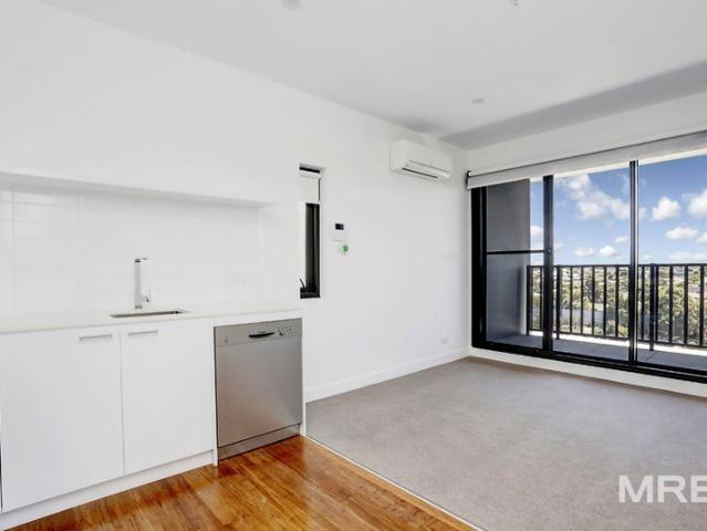 Sun drenched apartment in Brunswick West
