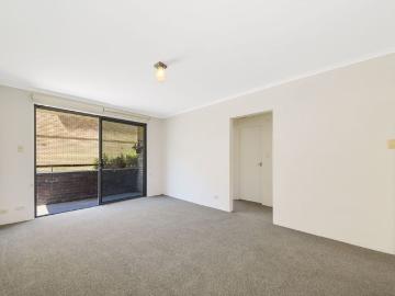 Sun drenched apartment in desirable location