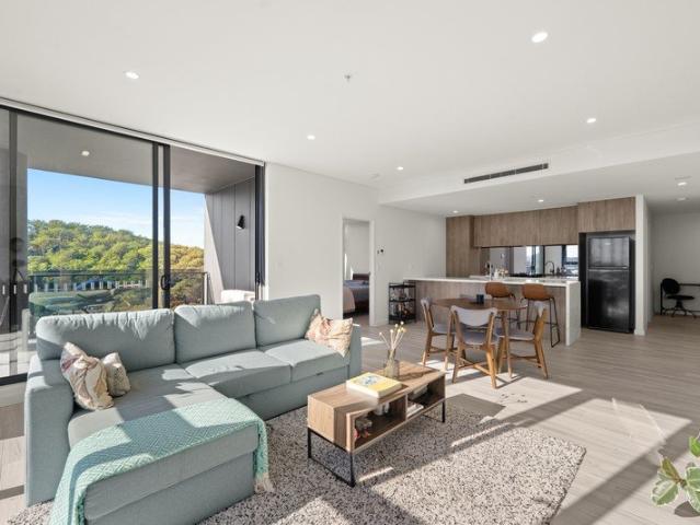 Sun Drenched Apartment with Beautiful District & City Views