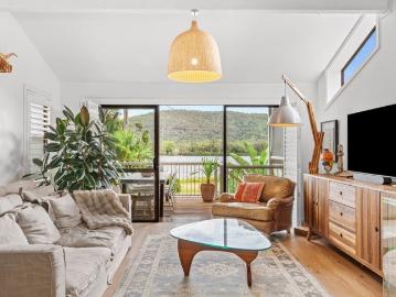 Sun Drenched Entertainer in Tightly Held Mill Creek