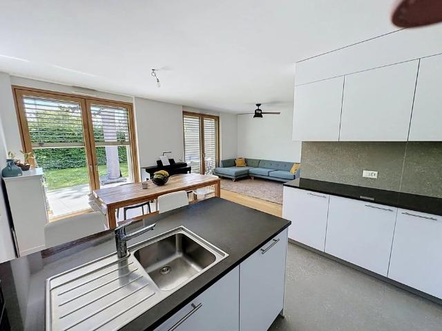 Sun drenched family villa with garden, an ideal living environment close to all amenities