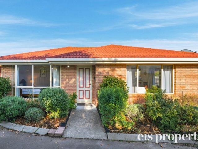 Sun drenched, Level Villa close to the Beach