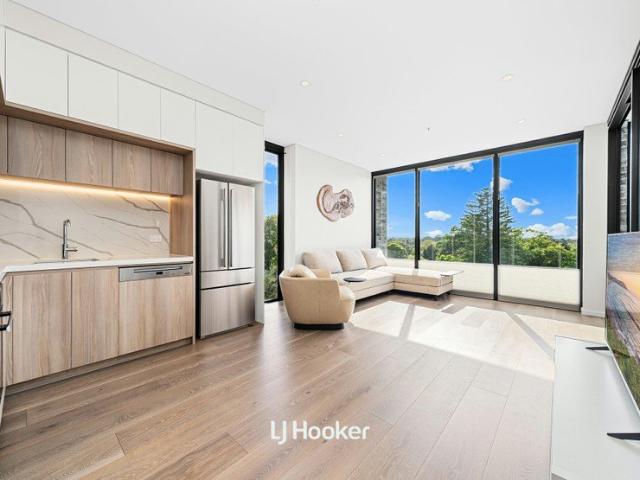 Sun Drenched Luxury One Bedroom Apartment with Expansive Winter Garden
