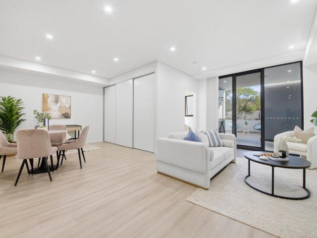 Sun Drenched North Facing Oasis: Massive Courtyard & Versatile Study