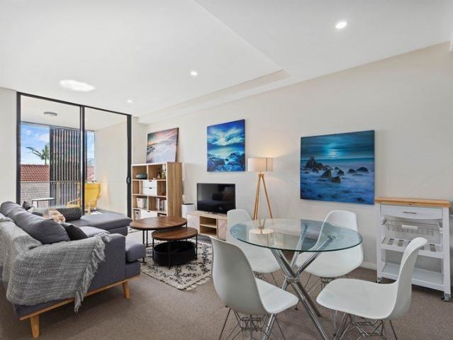 Sun Drenched North Facing Apartment Modern Living with an Entertainer's Edge