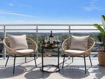 Sun Drenched North Facing Executive ResidenceThe Ultimate in Urban Convenience