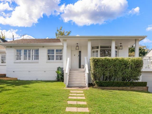 Sun drenched Renovated coastal Cottage with pool