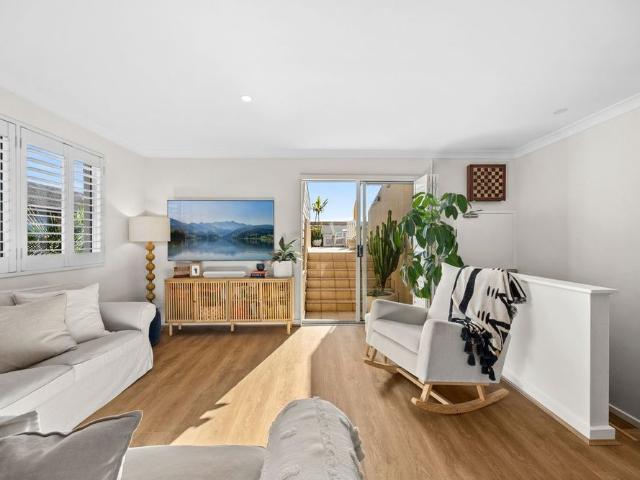 SUN DRENCHED TOP FLOOR ENTERTAINER WITH ROOFTOP TERRACE