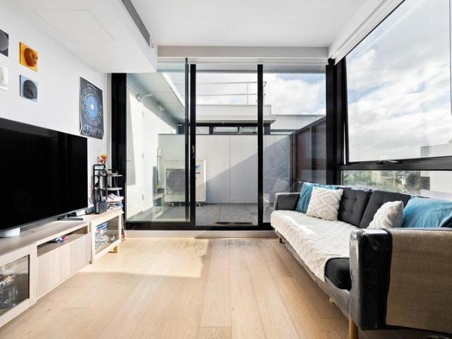 Sun drenched top floor living in boutique MiaMia