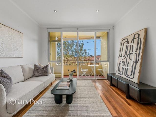 Sun drenched top floor living on St Kilda Hill