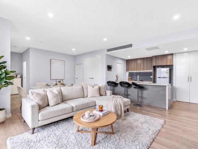 Sun Drenched, Top Level and Spacious apartment within walking distance to Schofields Train Station!