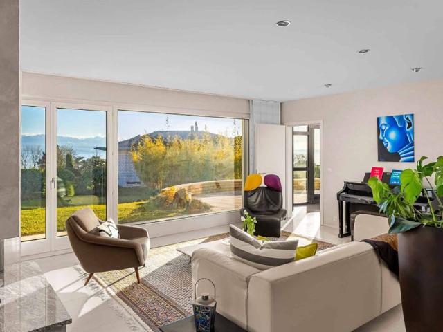 Sun drenched villa with breathtaking views of the lake