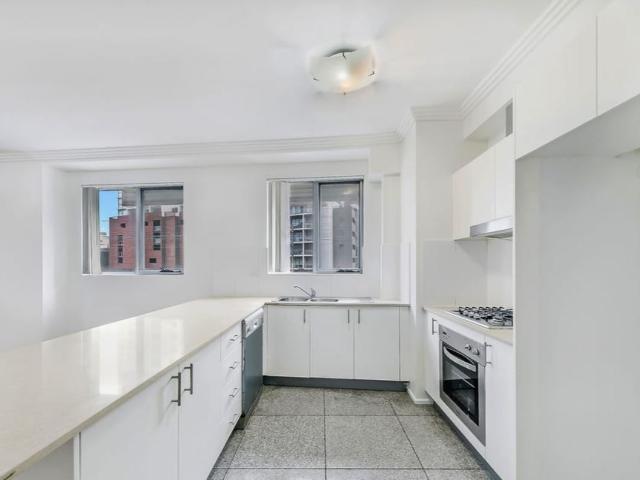 Sun Filled Modern Two Bedroom Apartment 350 Meters From Train
