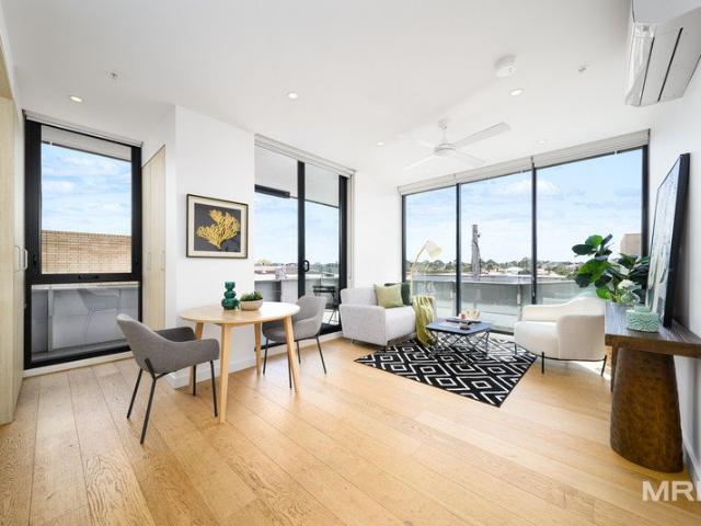 Sun Filled North Facing Residence in the Heart of Northcote