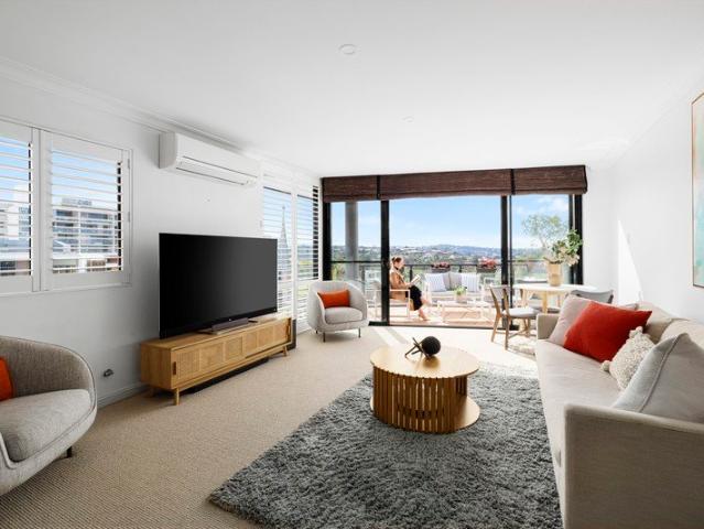 Sun filled Balgowlah apartment with superb transport connections at the door