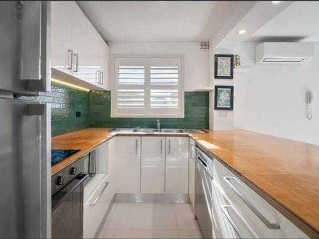 Sun Filled Coastal Apartment in North Cronulla