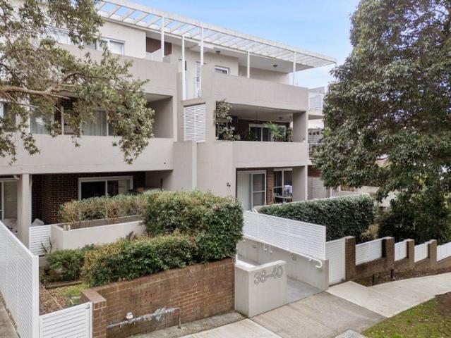 Sun Filled Contemporary Living in Prime Peakhurst Location