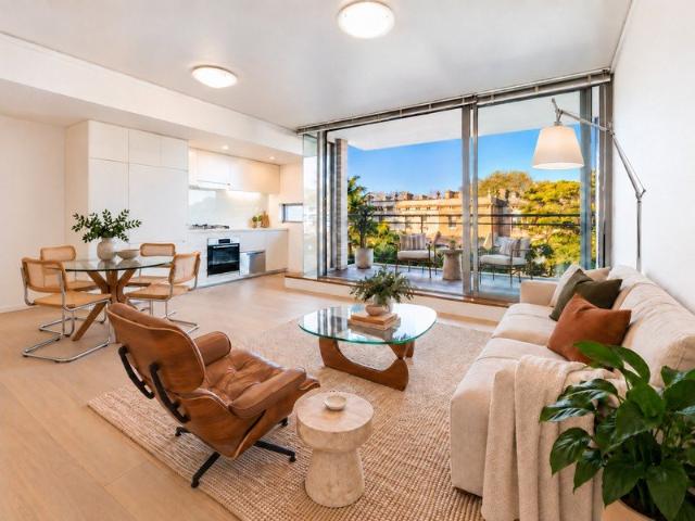 Sun Filled Dual Aspect Apartment w/ Bridge View & Two Large Balconies