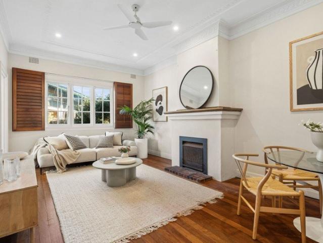 Sun Filled Double Fronted Semi Style Beach Pad In Prized Pocket