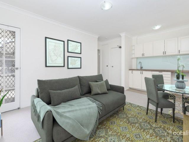 Sun Filled, Fully Renovated Serviced Apartment with Easy Street Access