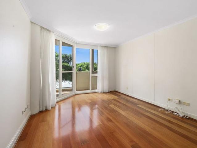 Sun Filled Large 3 Bedroom Unit in Famous Bridlewood Gardens