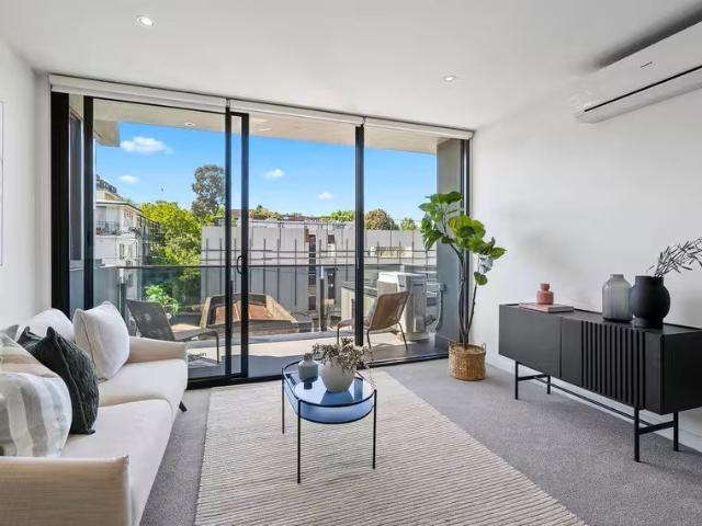 Sun Filled Sophistication in an Exceptional South Yarra Setting