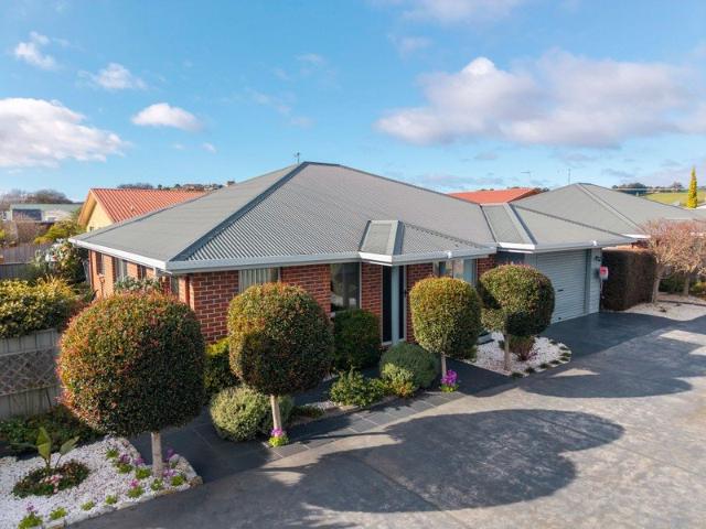 Sun Filled, Spacious & Easy Living