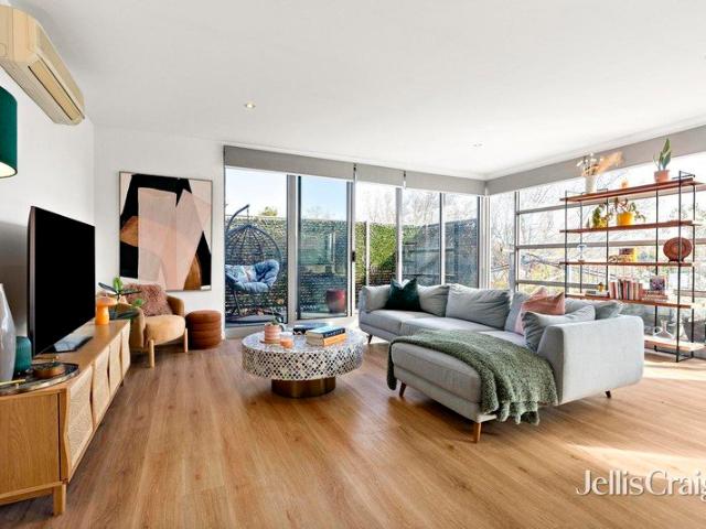 Sun filled & Spacious Penthouse style Living