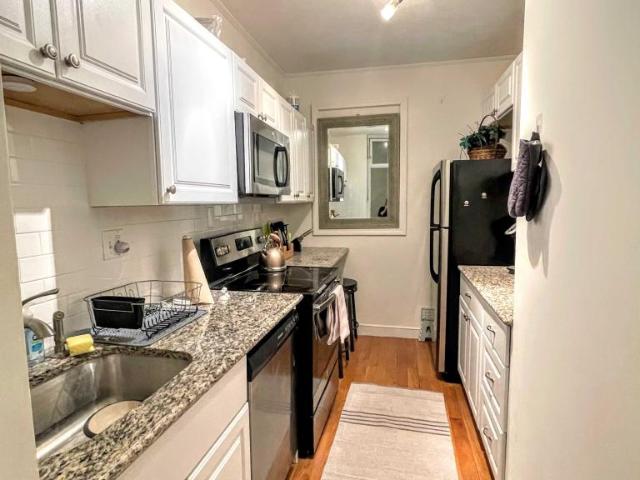 Sun Filled Top Floor 1 Bed w/ City Views