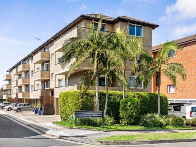 Sun Filled Top Floor Apartment with Lock Up Garage and District Views