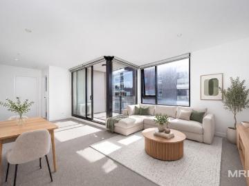 Sun filled apartment in prime location