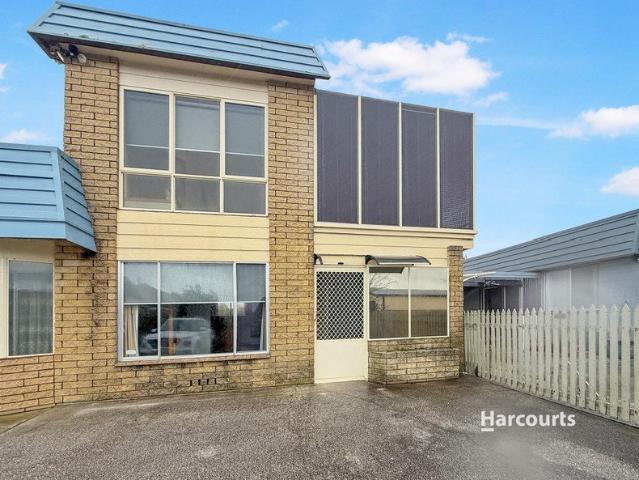Sun Filled, 2 Storey Townhouse