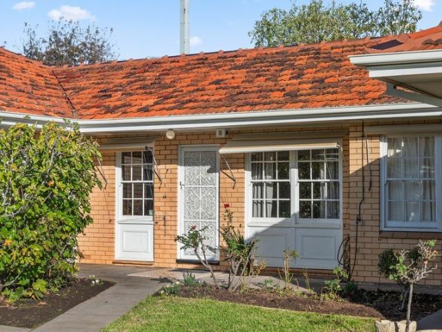 Sun Kissed 2 Bedroom Unit, a Stone's Throw to Burnside Village