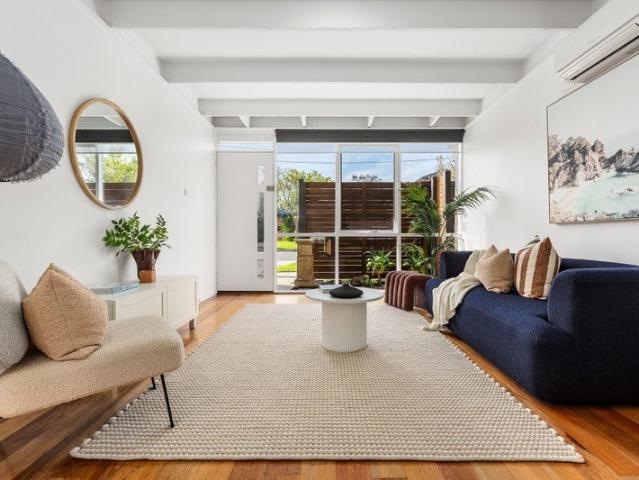 Sun lit + Private Alfresco via Savona St