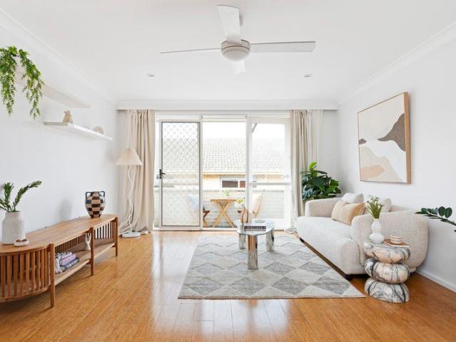 Elevated contemporary apartment with easy stroll to the beachfront
