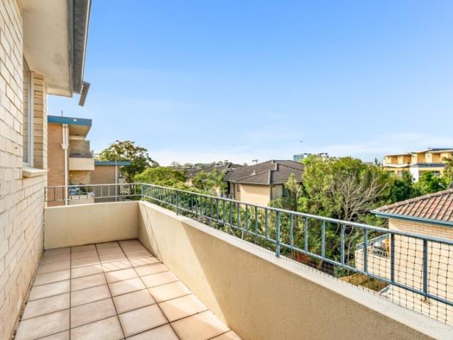 Sun Lit Top Floor Apartment in Prime Location!