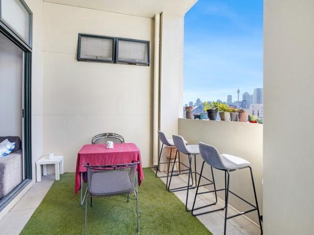 Sun soaked apartment with City Views!