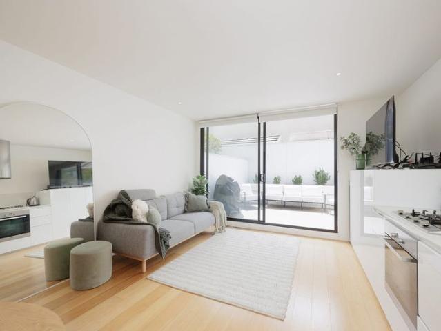Sun Soaked, Stylishly Furnished Ground Floor Sanctuary