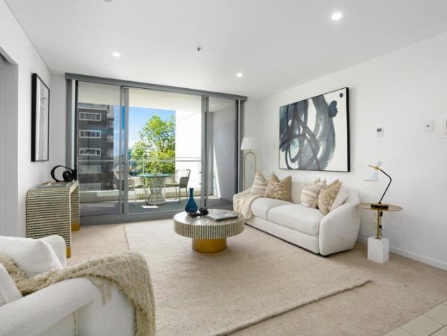 Sun Soaked Sanctuary In Legendary Building, Heart Of Potts Point With Parking