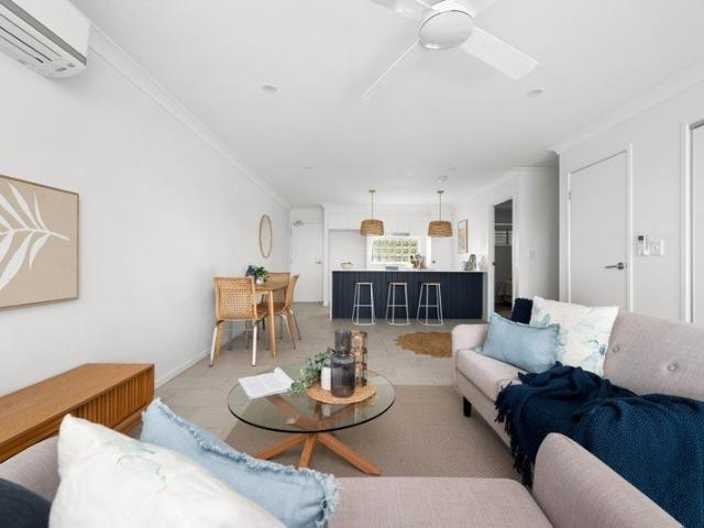 Sun soaked three bed escape w. private top floor setting & soothing green outlook Kedron SHS catchment