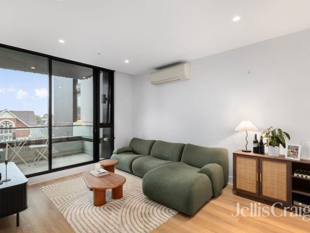 Sun, Space and Leafy Outlooks in Ivanhoe