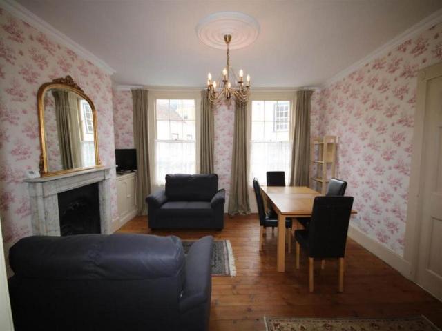 Sun Street, Canterbury, Kent 2 bed house to rent £1,225 pcm £283 pw